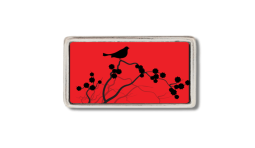 schmale Gürtelschnalle mit einem Vogel auf einem Ast vor rotem Grund